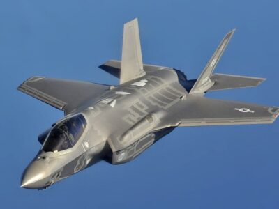 Ist die F35, die die Schweiz für Milliarden kauft, ein Ding der Vergangenheit? Und wird sie technologisch durch kleine Drohnen überflüssig gemacht? (Foto: wikipedia.org)