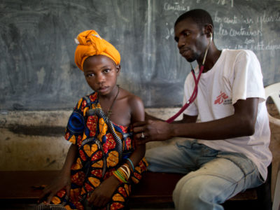 L’infermiere di Medici Senza Frontiere (MSF) cura un bambino affetto da malaria nella clinica mobile a BolomVillage, Repubblica Centrafricana.