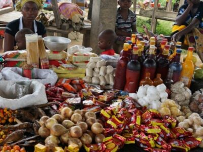 Un puesto de mercado en la ciudad de Kolahun, en el norte de Liberia, África occidental. Es una de las regiones del mundo más castigadas por el hambre y la tendencia es que, sin intervenciones adecuadas, a finales de la década centenares de millones de personas permanecerán en situación de inseguridad alimentaria grave. Imagen: FAO
