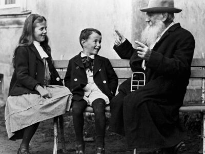 1024px-Tolstoy_and_his_grandchildrens