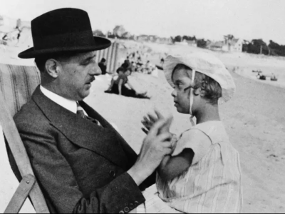 Charles de Gaulle and his daughter Anne. 1 January 1933. Source:	https://www.parismatch.com/Actu/Politique/Anne-la-fille-trisomique-de-Charles-de-Gaulle-843323. Author: Anonymous (1933). Wikimedia Commons