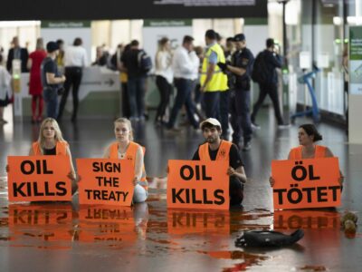 Letzte Generation Austria stages a messy sit-in at Vienna Airport for Oil Kills.