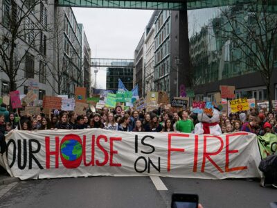 2048px-Front_of_the_FridaysForFuture_demonstration_Berlin_29-03-2019_34