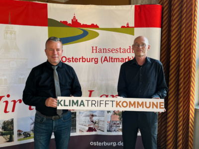 Nico Schulz, Bürgermeister von Osterburg, und Michael Effler von Mehr Demokratie e.V. (Bild von BürgerBegehren Klimaschutz e.V.)