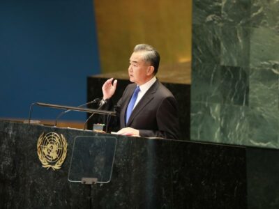 (240924) -- NACIONES UNIDAS, 24 septiembre, 2024 (Xinhua) -- Wang Yi, representante especial del presidente chino, Xi Jinping, miembro del Buró Político del Comité Central del Partido Comunista de China y ministro de Relaciones Exteriores chino, realiza una declaración en la Cumbre del Futuro de la ONU en la sede de la ONU, en Nueva York, el 23 de septiembre de 2024. (Xinhua/Xie E) (jg) (ce)