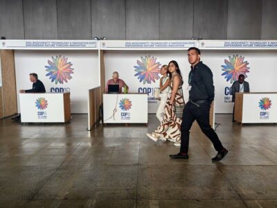 (241020) -- CALI, 20 octubre, 2024 (Xinhua) -- Personas caminan previo a la ceremonia inaugural de la Conferencia de la Biodiversidad (COP16) en el Centro de Eventos Valle del Pacífico, en la ciudad de Cali, Colombia, el 20 de octubre de 2024. El liderazgo de China durante los años que presidió la Decimoquinta Conferencia de las Partes (COP15) sobre Diversidad Biológica permitirá la implementación de los acuerdos establecidos, en el marco de la COP16 que se efectuará en la ciudad colombiana de Cali entre el 21 de octubre y el 1 de noviembre próximo, destacó hoy la ministra de Medio Ambiente y Desarrollo Sostenible de Colombia, Susana Muhamad. (Xinhua/César Mariño) (rtg) (ah) (da)