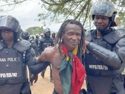 Ein Anti-Galamsey-Demonstrant wird in Accra von der Polizei abgeführt. © cc-by Fixthecountry