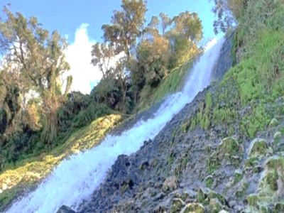 Inodey’s crystal-clear waters tumble gracefully, a dazzling waterfall that captures nature’s raw beauty.