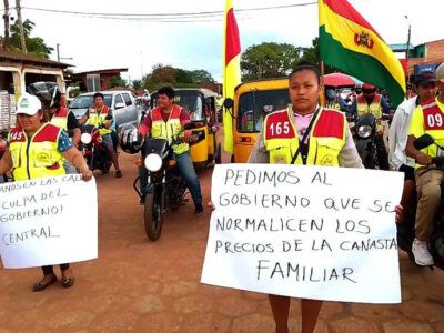 Ciudadanos y transportistas de pasajeros en motocicletas de la ciudad de Concepción, en el departamento boliviano de Santa Cruz, marchan el 6 de noviembre, exigiendo una estabilidad de precios de los alimentos de la cesta familiar. Imagen: Cortesía de Elizabeth Hurtado