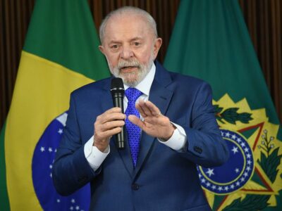 (240808) -- BRASILIA, 8 agosto, 2024 (Xinhua) -- El presidente de Brasil, Luiz Inácio Lula da Silva habla durante una reunión ministerial, en el Palacio de Planalto, en Brasilia, Brasil, el 8 de agosto de 2024. Al iniciar la segunda reunión ministerial del año en el Palacio de Planalto, sede del Ejecutivo, Lula da Silva explicó que la creación del Nuevo Programa de Aceleración del Crecimiento (PAC), en sus diversas versiones, responde a la necesidad de unificar el compromiso de trabajo de todo el Gobierno, evitando que cada ministro se centre solo en sus políticas específicas sin un plan nacional de desarrollo. (Xinhua/Lucio Tavora) (lt) (rtg) (da)