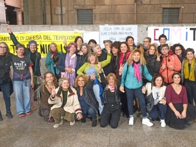 Donne del Coordinamento contro la speculazione eolica e fotovoltaica in Presidio dentro il Palazzo della Regione Sardegna - foto Facebook