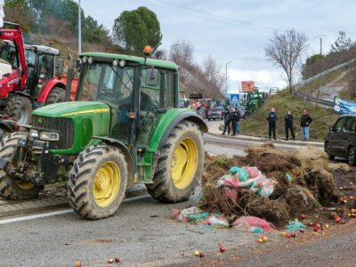 2048px-John_Deere_6320_Saint-Etienne-de-Fontbellon_manifestations_agriculteurs_janvier_2024