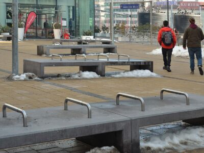 2048px-Westbahnhof,_hostile_benches_02