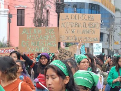 Temas relacionados a los derechos sexuales y reproductivos, como el aborto, que son parte de la agenda feminista, son los que reciben en Perú los mayores ataques en las redes sociales de periodistas que los abordan en sus medios. En la imagen, activistas se movilizan por las calles de Lima durante la marcha del 28 de septiembre por el acceso al aborto seguro, legal y gratuito. Imagen: Mariela Jara / IPS