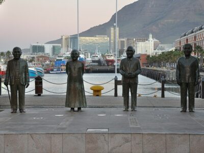 Φωτογραφία από το μνημείο των Albert Luthuli, Desmond Tutu, Thabo Mbeki και Nelson Mandela που βρίσκεται στο Κέιπ Τάουν: cc άδεια, φωτογράφος Simisa | Wikimedia Commons.