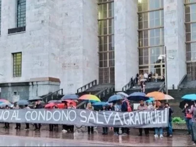 striscione no condono salva Mi