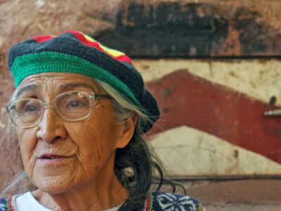 Longko mapuche Alicia Ñanku dentro del Lof Ñanku, Neuquén capital.