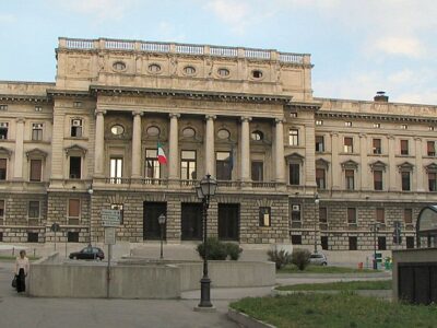 800px-Tribunale_di_Trieste_ed_il_nuovo_parcheggio_sotterraneo_(3350227055)