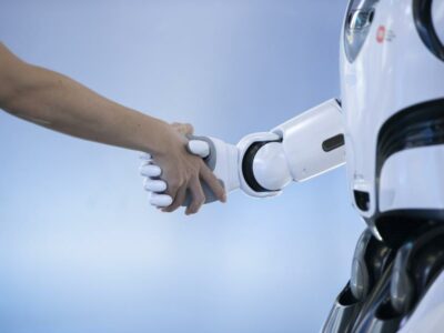 (241213) -- SHENZHEN, 13 diciembre, 2024 (Xinhua) -- Imagen del 26 de junio de 2024 de un empleado estrechando la mano de un robot en una empresa de ciencia y tecnología, en Shenzhen, en la provincia de Guangdong, en el sur de China. La Gran Area de la Bahía de Guangdong-Hong Kong-Macao, con sus extraordinarias capacidades en investigación y desarrollo y una base sólida para la fabricación, sirve como terreno fértil para el desarrollo del sector de los robots humanoides. En los últimos años, diversas áreas verticales en el sector de los robots humanoides, que van desde los componentes básicos hasta la integración de sistemas, han estado floreciendo en la Gran Area de la Bahía. Numerosas empresas de tecnología e instituciones de investigación han proliferado aquí, infundiendo mayor inteligencia y destreza a los productos de robots humanoides, que se están implementando gradualmente en los campos de operación industrial, atención médica, educación e investigación, y otros. (Xinhua/Mao Siqian) (jg) (da) (vf)