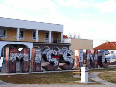 Το μνημείο των αγνοούμενων "Missing" Monument στην Γκρατσάνιτσα στο Κόσοβο, φωτογραφία CC BY-SA 3.0, από την Wikimedia Commons.