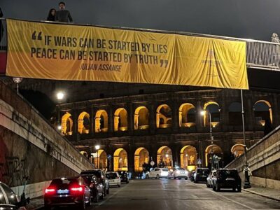 striscione_assange_colosseo rit