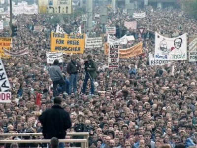 Hundertausende demonstrieren am 4.11.1989 in Berlin. (Foto: Bernd Settnik; wikimedia)