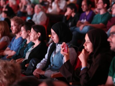 Unzählige Israelis und Palästinenser versammeln sich, um „Frieden jetzt“ zu fordern.