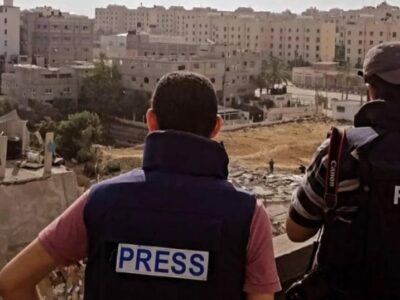 Jornalistas palestinos filmam a destruição em Gaza causada por bombardeios israelenses, em 14 de Maio de 2021 (Foto: Osama Eid / Wikimedia Commons)