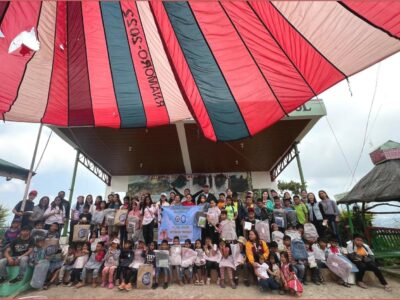 The BCU PHAS alumni and master’s student-volunteers pose with the faculty and learners of Talingguroy Elementary School, supported by professor Dr. Jennifer Longchasen, Dean Genevieve B. Kupang, and Dr. Michael de Roxas.