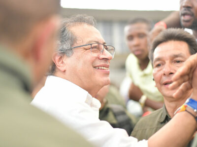Präsident Gustavo Petro während der Zeremonie. (Foto von: https://www.presidencia.gov.co/prensa/Paginas/Comunidad-de-Paz-de-San-Jose-de-Apartado-recibira-disculpas-publicas-por-violacion-de-sus-derechos-humanos-250603.aspx)