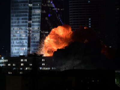 (250613) -- TEL AVIV, 13 junio, 2025 (Xinhua) -- Un edificio es alcanzado por un misil, en Tel Aviv, Israel, el 13 de junio de 2025. Cerca de 100 misiles fueron lanzados desde Irán hacia el centro y norte de Israel durante dos grandes oleadas, lo que causó daños significativos y dejó 41 lesionados, informaron el ejército israelí y el servicio nacional de emergencia Magen David Adom. (Xinhua/Tomer Neuberg/JINI) (jg) (ra) (vf)