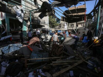 (250526) -- GAZA, 26 mayo, 2025 (Xinhua) -- Palestinos son vistos en la escuela Fahmi Al-Jarjawi después de un ataque aéreo israelí, en la Ciudad de Gaza, el 26 de mayo de 2025. Al menos 33 palestinos, entre ellos 18 niños y seis mujeres, murieron y decenas resultaron heridos la mañana del lunes en un ataque aéreo israelí contra la escuela Fahmi Al-Jarjawi, que albergaba a familias desplazadas, de acuerdo con la Defensa Civil de Gaza. (Xinhua/Rizek Abdeljawad) (rtg) (ah) (vf)