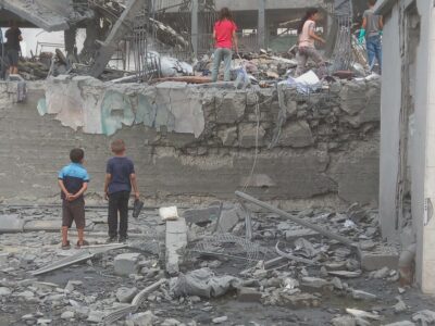 bambini e macerie Gaza