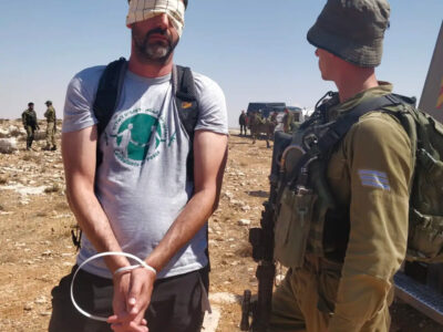 Avner Wishnitzer in un'azione di Combatants for Peace mentre cercava di portare acqua a villaggi palestinesi