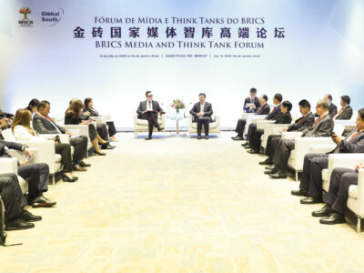 (250716) -- RIO DE JANEIRO, 16 julio, 2025 (Xinhua) -- El presidente de la Agencia de Noticias Xinhua, Fu Hua, se reúne con importantes invitados que asisten al Foro de Medios de Comunicación y Think Tanks del BRICS, en Río de Janeiro, Brasil, el 16 de julio de 2025. (Xinhua/Yao Dawei) (vf) (ce)