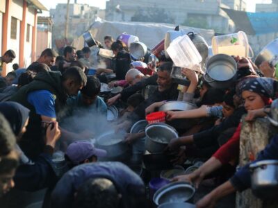 (240314) -- GAZA, 14 marzo, 2024 (Xinhua) -- Personas intentan obtener ayuda alimentaria, en la ciudad de Rafah, en el sur de la Franja de Gaza, el 14 de marzo de 2024. El número de palestinos muertos en la Franja de Gaza debido a los continuos ataques israelíes ha aumentado a 31.341, dijo el Ministerio de Salud dirigido por Hamas en un comunicado de prensa el jueves. (Xinhua/Khaled Omar) (jg) (ah) (ce)