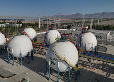 Xinhua News Agency photo, Urumqi, June 30, 2023 China's first 10,000-ton photovoltaic hydrogen production project begins operation This is a drone photo of the hydrogen storage tank area at the Sinopec Xinjiang Kuche Green Hydrogen Demonstration Project on June 30.