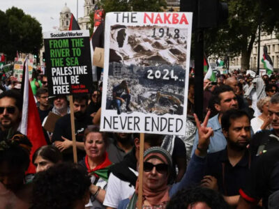 manifestazione con cartello "the nakba never ended"