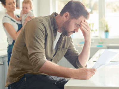 Un signore che guarda una bolletta da pagare