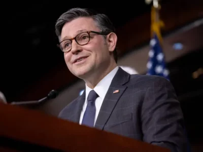 Il presidente della Camera Mike Johnson (R-LA) parla durante una conferenza stampa insieme ad altri leader repubblicani della Camera al Campidoglio degli Stati Uniti a Washington, DC, il 19 novembre 2024