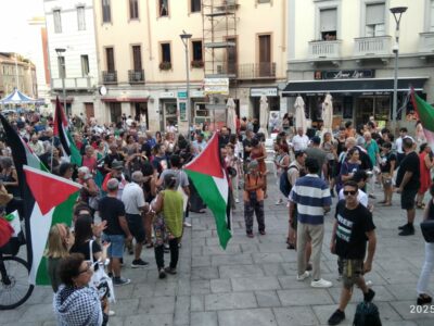 Cagliari: raduno dei manifestanti in Piazza Garibaldi (Foto di Pierpaolo Loi)