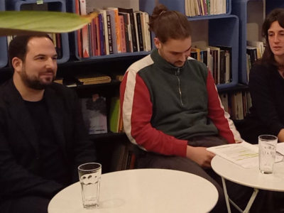 Ο Νίκος Κουραχάνης (πρώτος από αριστερά) σε πρόσφατη εκδήλωση που πραγματοποιήθηκε για το προσφυγικό στην Αθήνα. Φωτογραφία: Μαριανέλλα Κλώκα | pressenza.