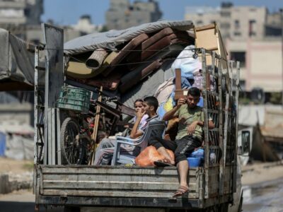 (250822) -- GAZA, 22 agosto, 2025 (Xinhua) -- Palestinos que huyen hacia el sur de la Franja de Gaza son vistos en una calle, en la Ciudad de Gaza, el 22 de agosto de 2025. Las fuerzas israelíes han estado sitiando la densamente poblada Ciudad de Gaza durante aproximadamente dos semanas desde varias direcciones. Funcionarios israelíes afirmaron que se emitirían avisos de evacuación a los palestinos que se encuentran allí antes de que el Ejército entre en acción, según fuentes de seguridad palestinas. (Xinhua/Rizek Abdeljawad) (oa) (ra) (ce)