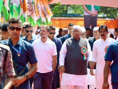 CONGRESS LEADERS AT CWC MEETNG VENUE--PHOTO RAHUL GANDHI FB.