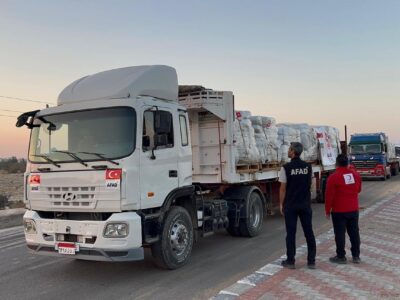 A truck filled with aid from the Turkish Red Crescent and Disaster and Emergency Management Presidency (AFAD) at the Kerem Abu Salem border crossing, October 12, 2025.