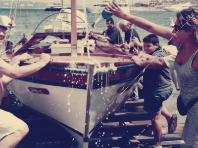Φωτογραφία από "βάφτιση" σκάφους από το αρχείο της οικογένειας Κομπόγιωργα στις Σπέτσες.