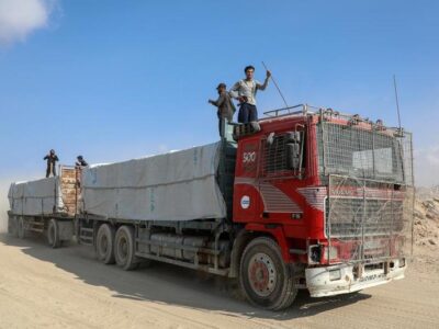 (251113) -- GAZA, Nov. 13, 2025 (Xinhua) -- Photo taken on Nov. 13, 2025 shows a truck that carries commercial goods and enters through the Zikim crossing in northern Gaza Strip. Israel said on Wednesday it has reopened the Zikim crossing to allow humanitarian aid trucks into northern Gaza.