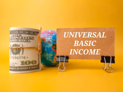 billetes-globo-terraqueo-palabra-renta-basica-universal_406607-6913