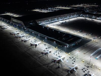 Cette photo, prise le 11 juillet 2025, montre le tarmac de l'aéroport international d'Ezhou Huahu, dans la province du Hubei, au centre de la Chine. Bien illuminé pendant la nuit, l'aéroport d'Ezhou Huahu, premier aéroport chinois entièrement dédié au fret, fonctionne sans relâche pour traiter les marchandises en provenance du pays et de l'étranger. Mis en service en juillet 2022, cet aéroport, qui dispose d'un centre de transbordement de fret de 750 000 mètres carrés et de lignes de tri de colis totalisant 52 kilomètres, exploite actuellement 59 liaisons cargo nationales et 45 liaisons internationales.