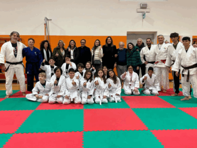 Foto di gruppo con istruttori, studenti e rappresentanti dell’Istituto Comprensivo “De Amicis” durante il progetto Katautism.